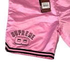 Supreme x Mitchell & Ness   Short de basket en satin rose
