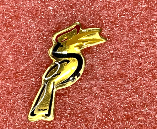 Petit oiseau vintage de ton or avec broche en strass