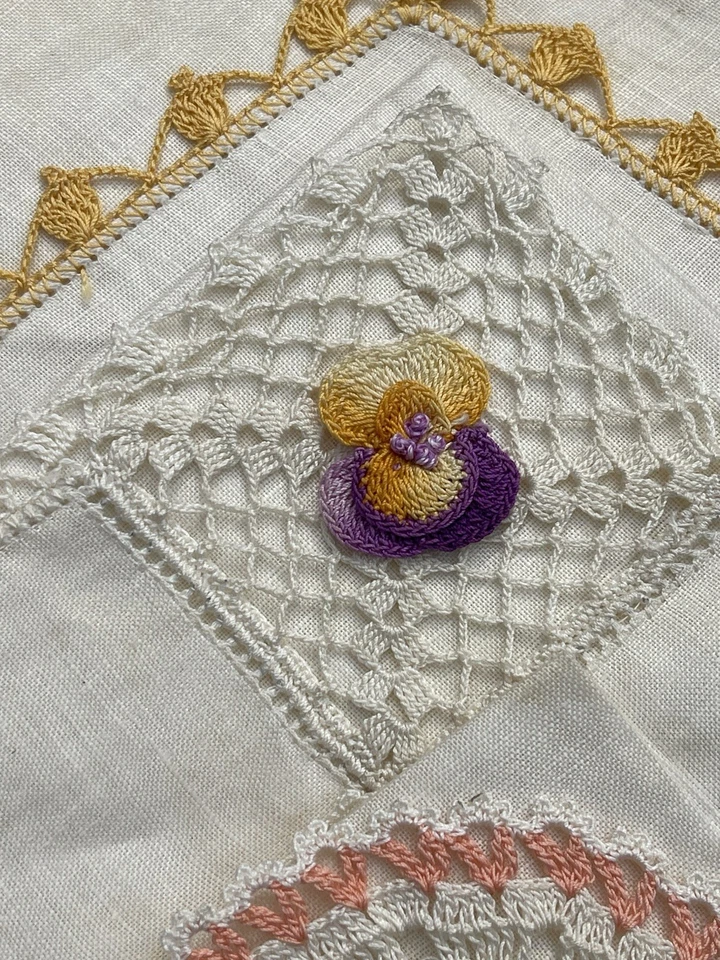 7 pañuelos de encaje de ganchillo de lino 3D florales 4 patrones de esquina vintage años 50 Foto 4 de 4