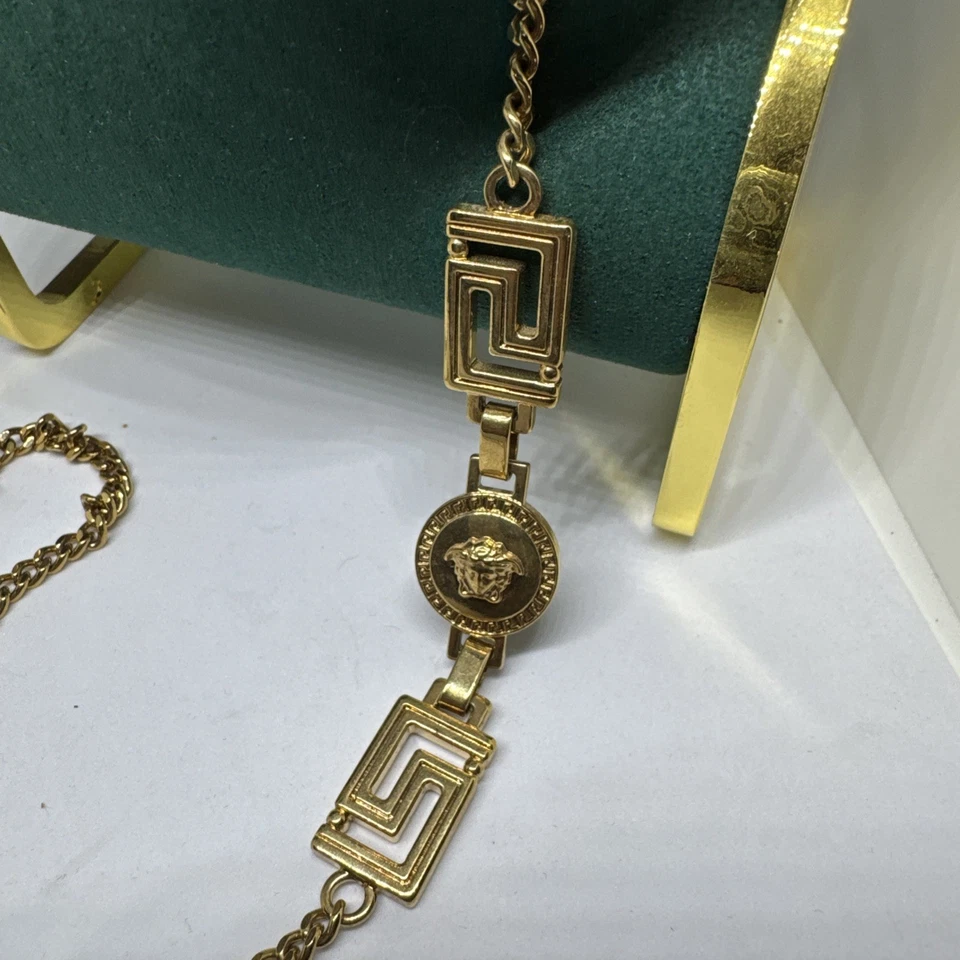 Gafas de sol Versace 4395F 5345/87 58 mm lentes grises con marco negro con detalles dorados Foto 3 de 4