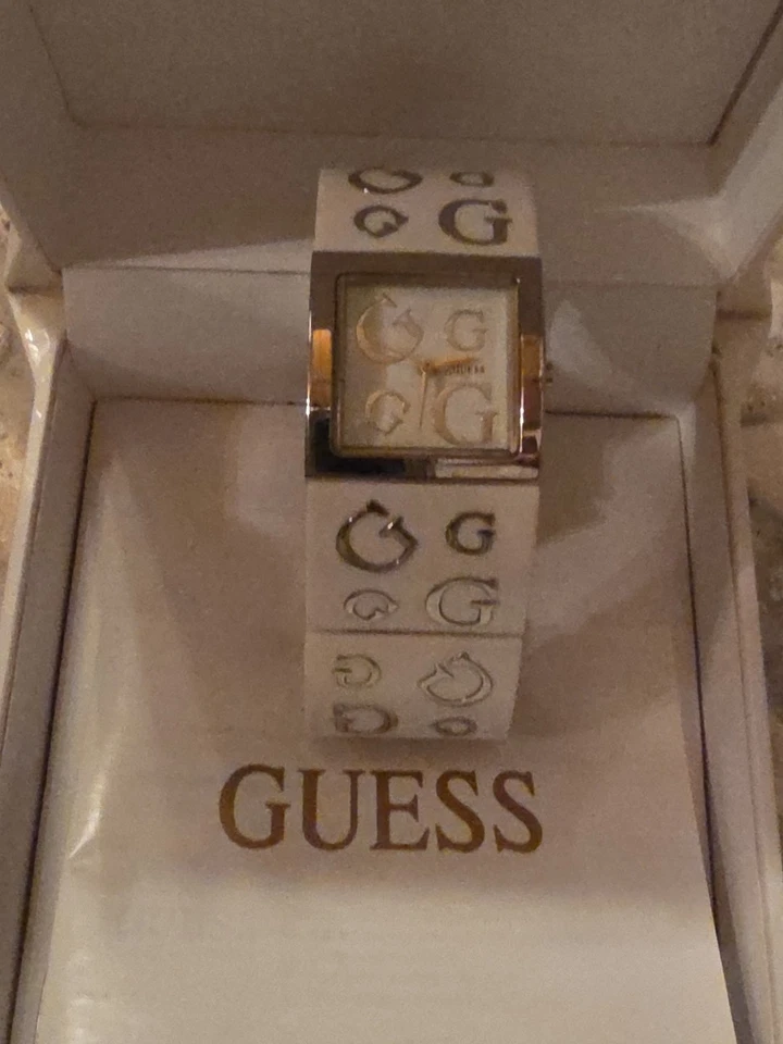 Reloj de pulsera Guess U95009L1 para mujer Y2K logotipo cuadrado esfera blanca necesita batería 6" Foto 2 de 4