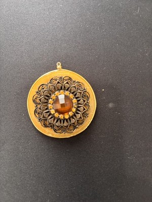 2'' VINTAGE ROUND FILIGREE BROACH CITRINE YELLOW WITTH GOLD/YELLOW CENTER STONE