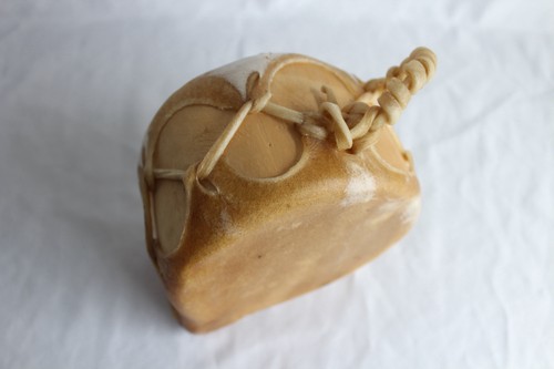 handmade Native American style buffalo hide drum Kokopelli figure 5.5”x 3.25” - Afbeelding 5 van 8