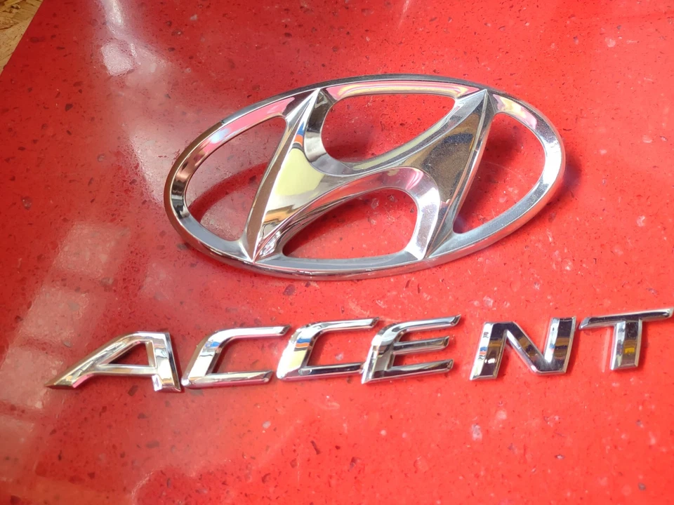 Emblema de maletero genuino Hyundai Verna Accent BAdge 2012-16 Dodge Attitude Foto 2 de 4