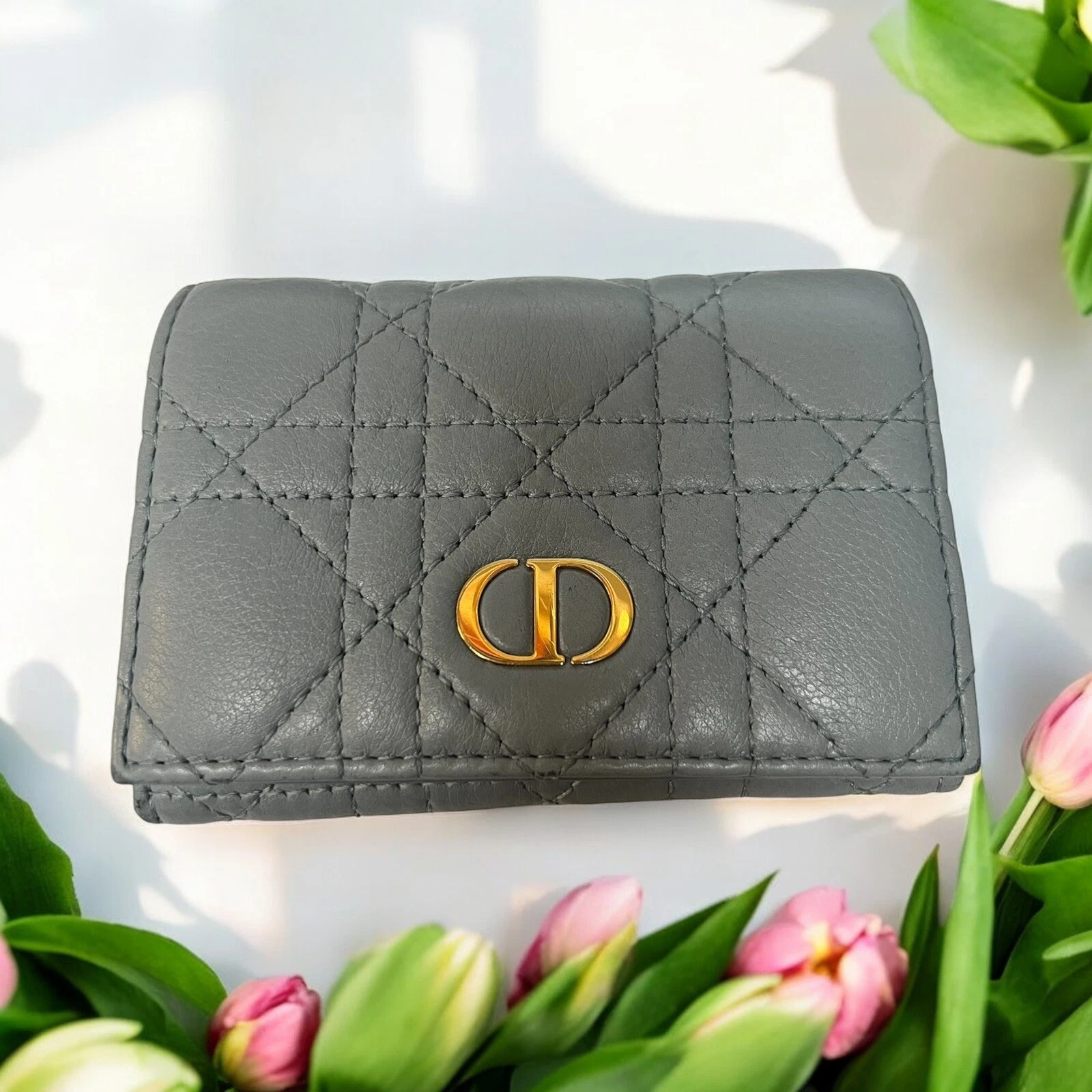 Portefeuille Dior Caro Glycine bleu nuage souple cannage veau vente au détail