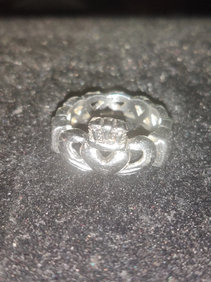 Anillo de acero inoxidable Claddagh nudo celta y anillo tono plata 2 piedras corazón rojo Foto 2 de 4