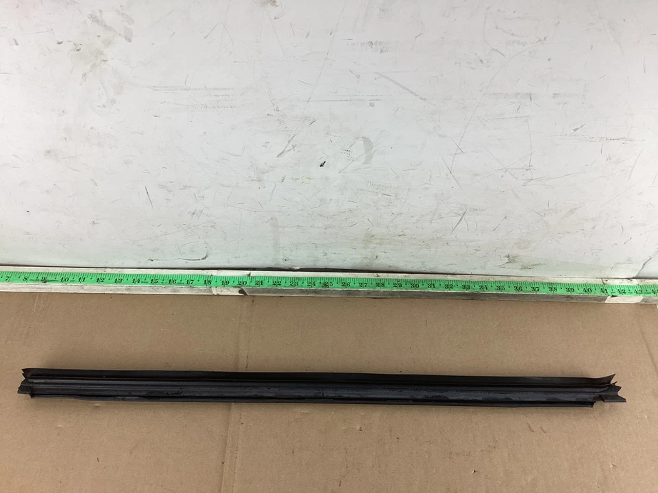 2013-2016 Mercedes-Benz GL450 X166 Front Right Door Window Weatherstrip Seal OEM - Image 2 of 4