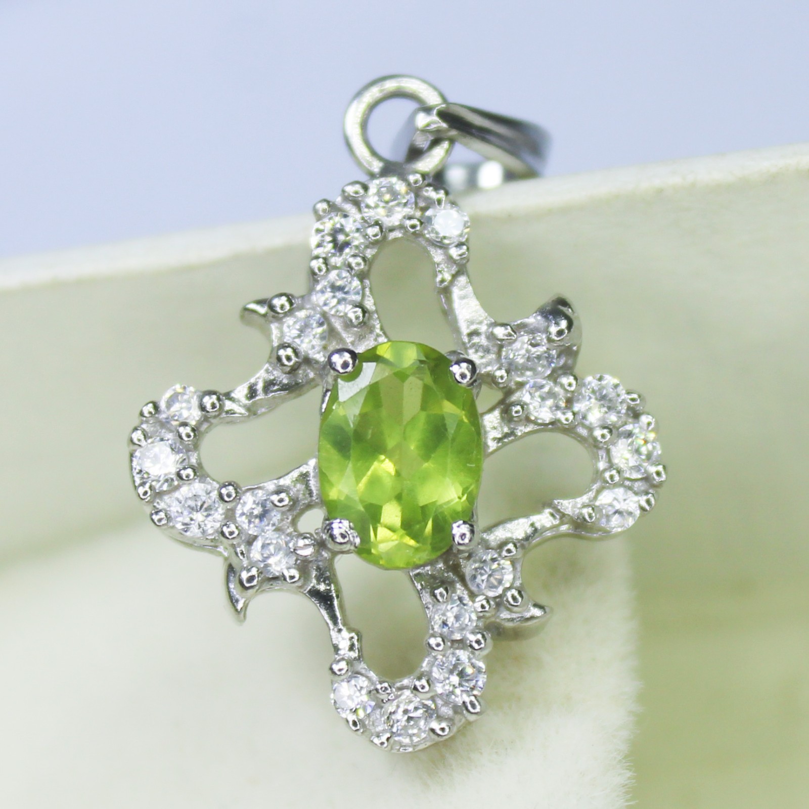 Natural Green Peridot Pendant 925 Sterling Silver Vintage Jewelry 1.95g