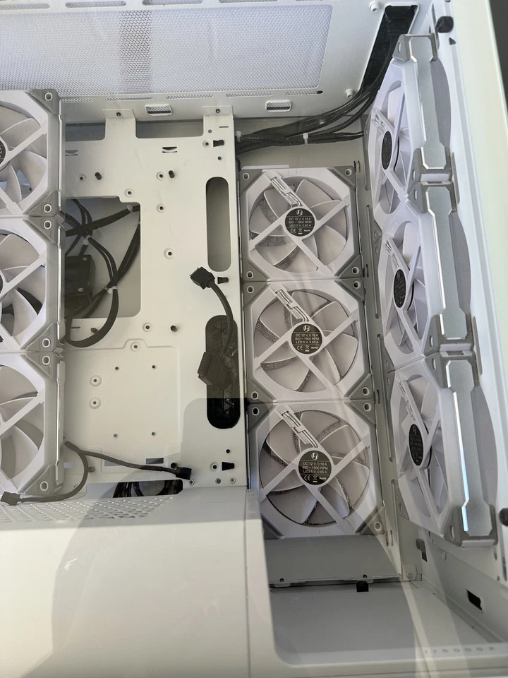 CORSAIR iCUE 5000X RGB Tempered Glass Mid-Tower ATX PC Smart Case, White - Image 2 of 4