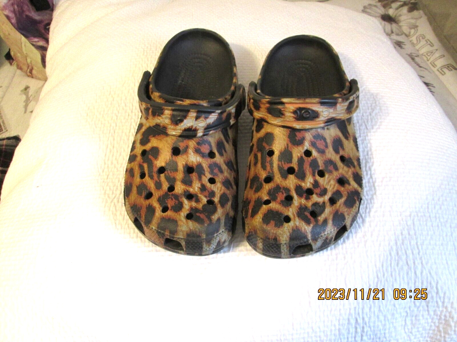 crocs-animal-print-clogs-unisex-size-m4-w6-gem