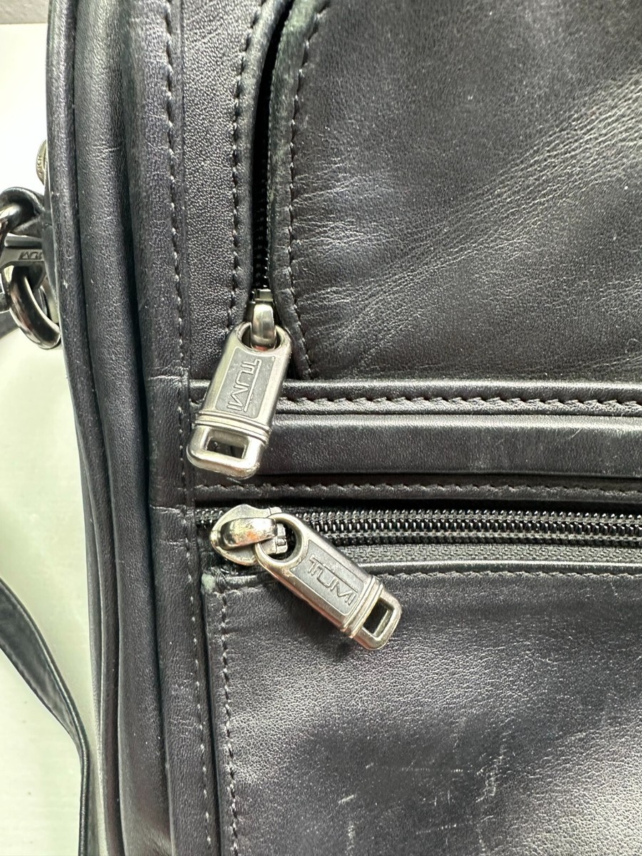 Tumi Crossbody Bag Adult Small Black Leather 92102D4 Zip Tumi Crossbody Bag Adult Small Black Leather 92102D4 Zip