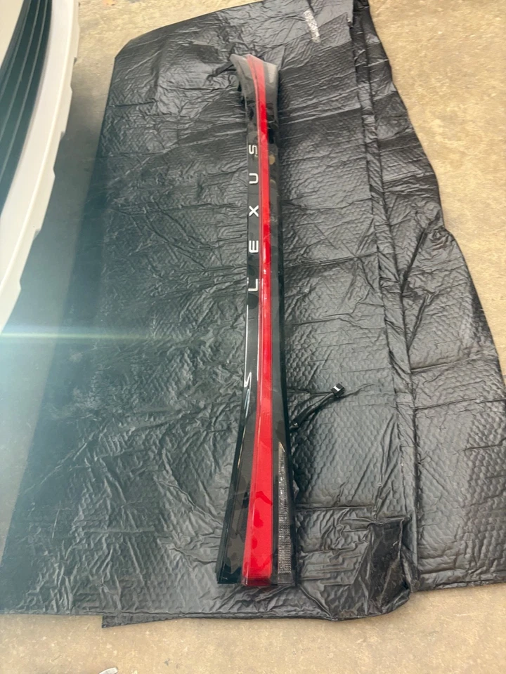 Luz portón trasero Lexus RX 350 2025 Foto 2 de 4