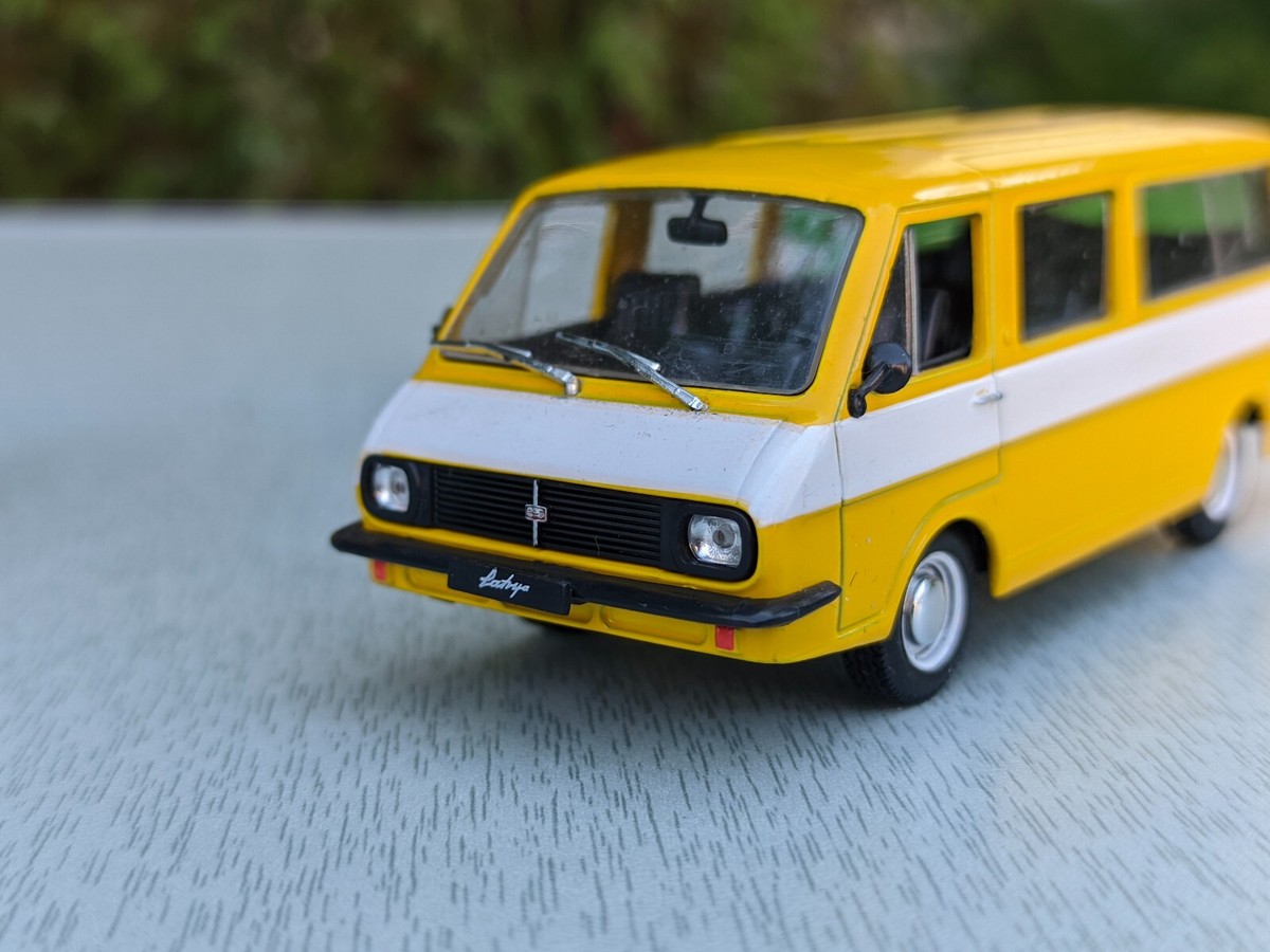 Diecast Soviet car RAF 2203 Latvia РАФ 2203 Латвия DeAGOSTINI 1/43