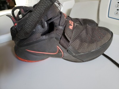 nike lebron tennis shoes