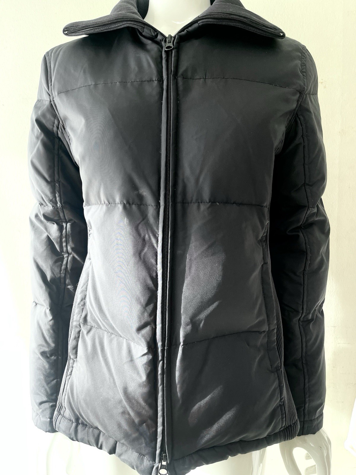 Gap Woman’s Down-Filled Medium Puffer Jacket Black - image 1