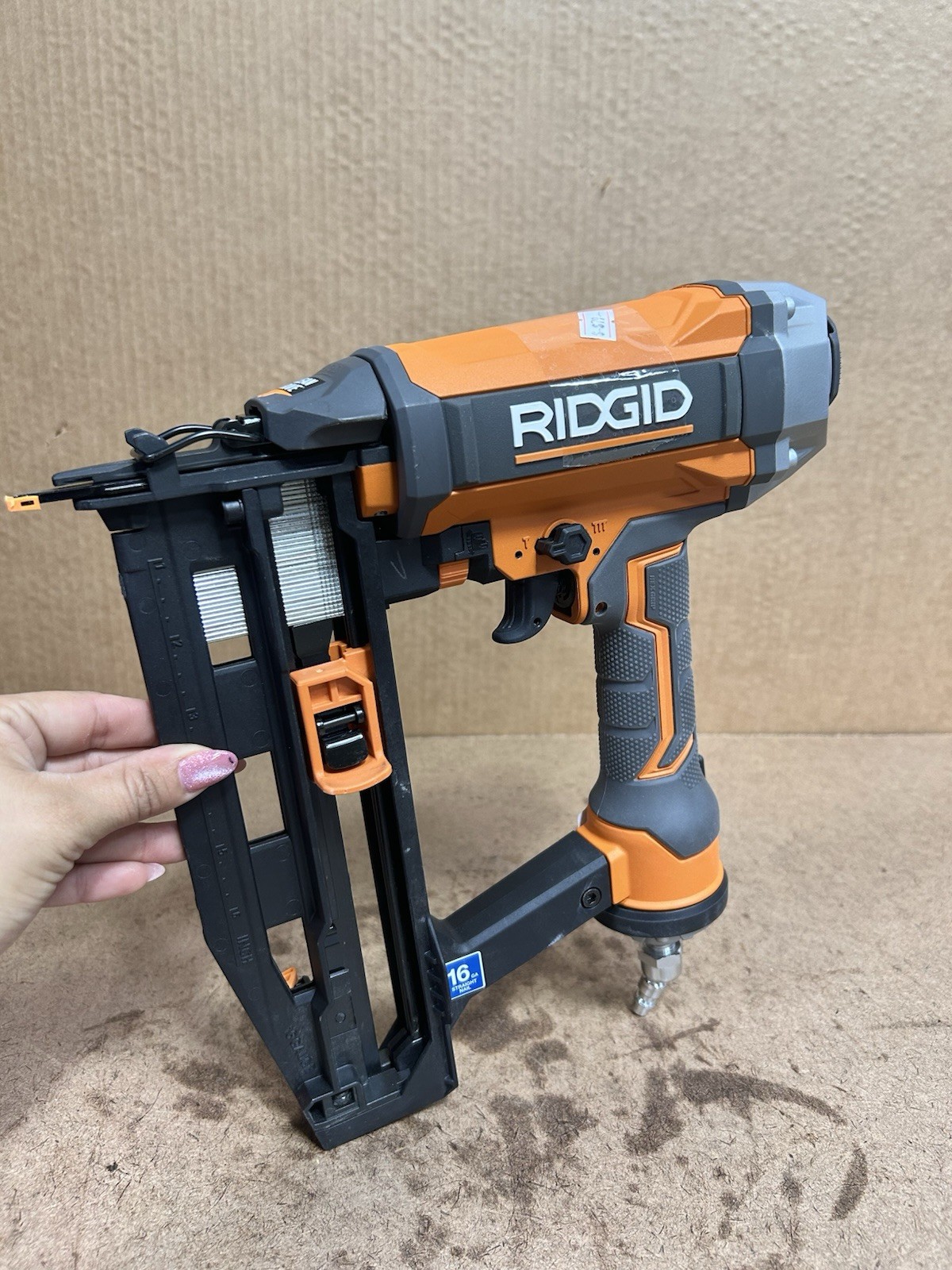 RIDGID R250SFF3 16-Gauge 2-1/2" Pneumatic Straight Finish Nailer Tool I56