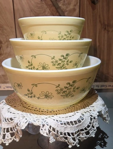 Pyrex Vtg #401,402,403 Shenandoah Nesting  Bowls Set of Three Excellent Cond