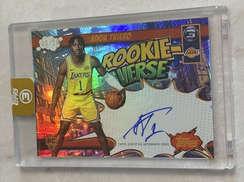 2025-26 Topps Three - Autografi Rookieverse Adou Thiero Bronzo /25 Auto SIGILLATO - Foto 1 di 3