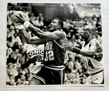 Original Vintage AP Press Photo Karl Mailman Malone Driving Inside Jazz V Sonics