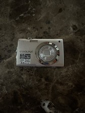 Nikon Coolpix S4000, in working condition. has trouble focusing pictures