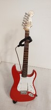 Chitarra elettrica da esposizione Squier in miniatura 10" di Fender rossa bianca con supporto