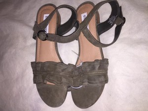 steve madden ruffle sandals