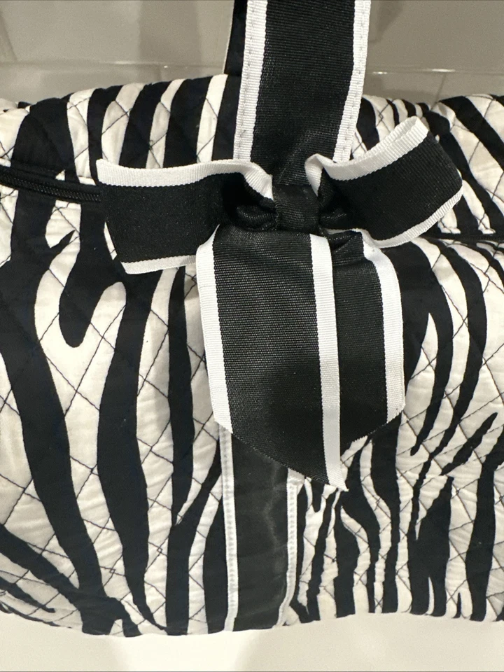 Bolsa de viagem Belvah acolchoada preta e branca com estampa de zebra preta rosa roxa BS1100 academia - Imagem 3 de 4