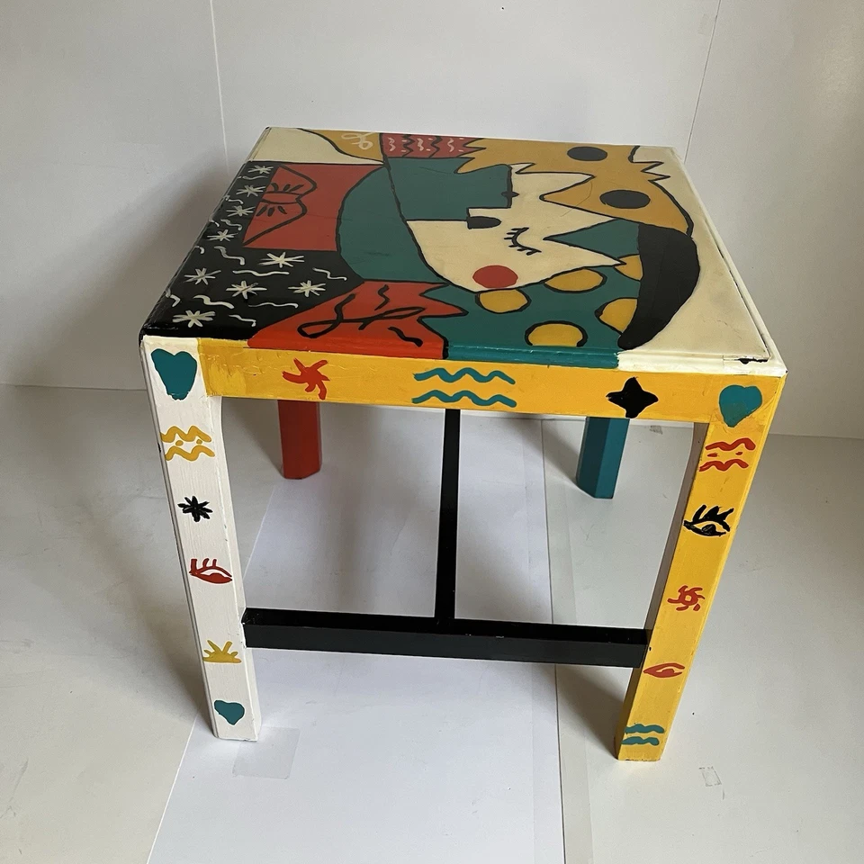Mesa auxiliar pintada a mano colorida diseño arte popular decoración Foto 2 de 4