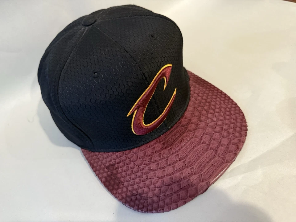 Gorra trasera Mitchell & Ness x Cleveland Cavaliers personalizada piel de serpiente con correa. Usado. Foto 2 de 4