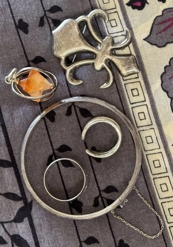 LOT 5 PIECES STERLING SILVER VINTAGE JEWELRY 2 RINGS PIN PENDANT BANGLE 32 GMS