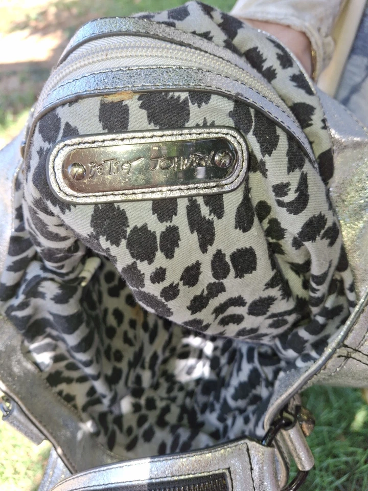 Bolso de Mano Betsy Johnson Grande Plateado con Interior de Leopardo Foto 3 de 4