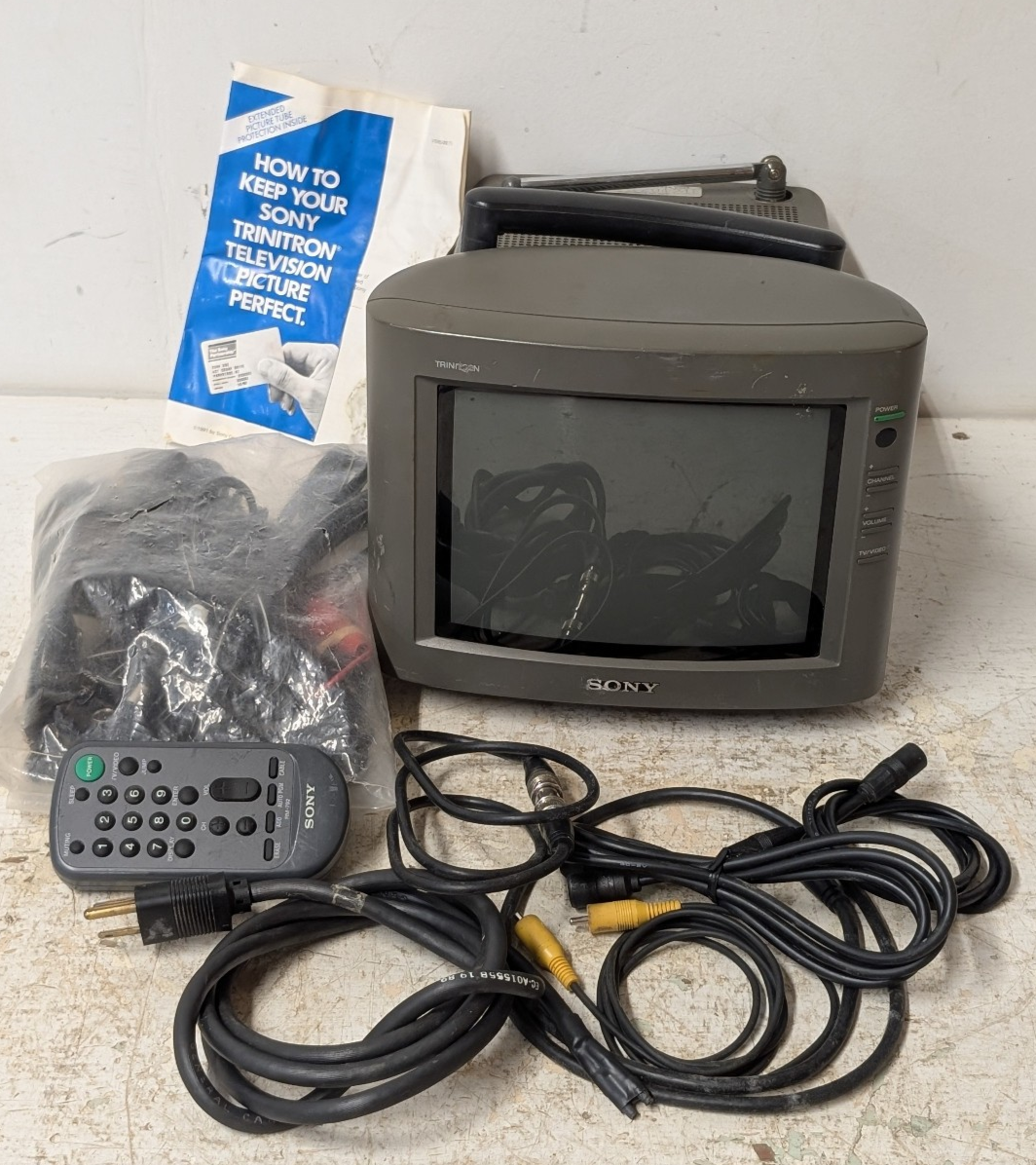Vintage Sony Trinitron KV-8AD11 ~ 8” Portable Color TV w/ Remote