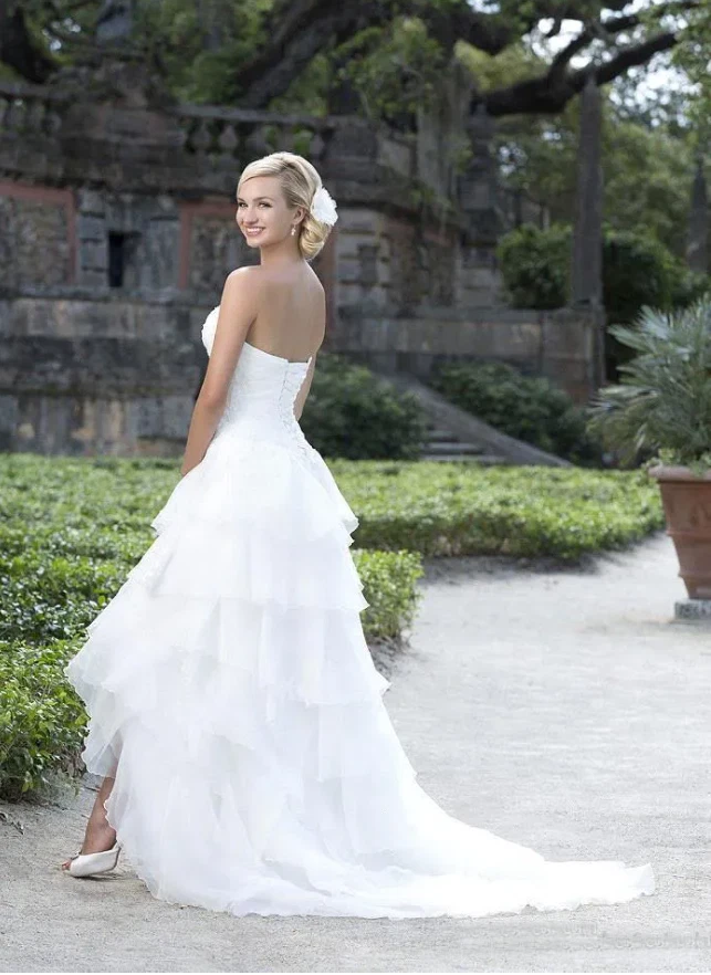 Corsé sin mangas de organza blanco alto bajo para boda rural con corpiño plisado Foto 3 de 4