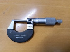 Mitutoyo 102-217 Außenmessschraube 0–25 mm / 0,01 mm #028