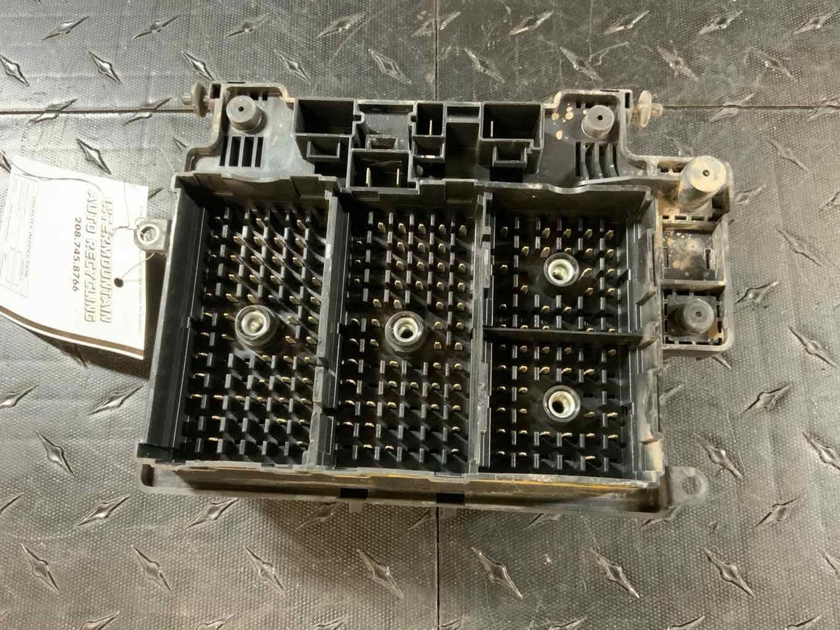2000-2002 Chevy Silverado 1500 Engine Fuse Box 5.3L Vortec
