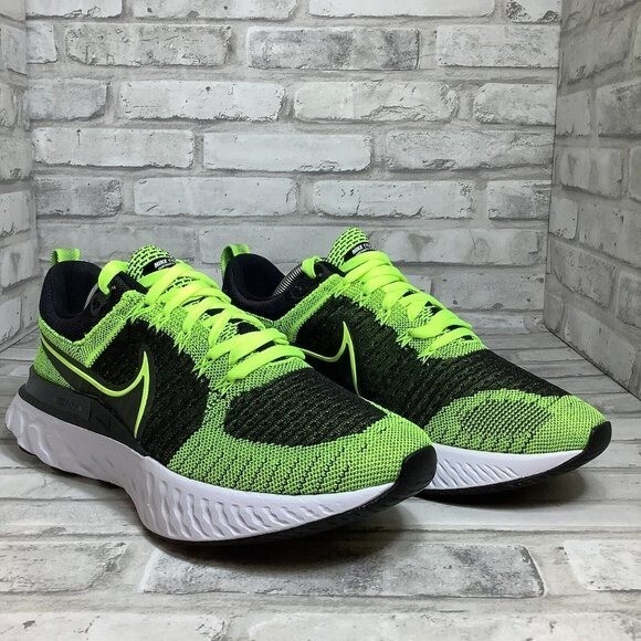 Nike React Infinity Run Flyknit 2 Volt Black in Size 10.5