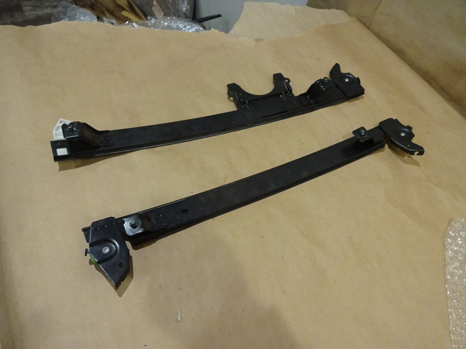 Maserati Quattroporte -LH Front Door Window Regulator Rails P/N 84934200