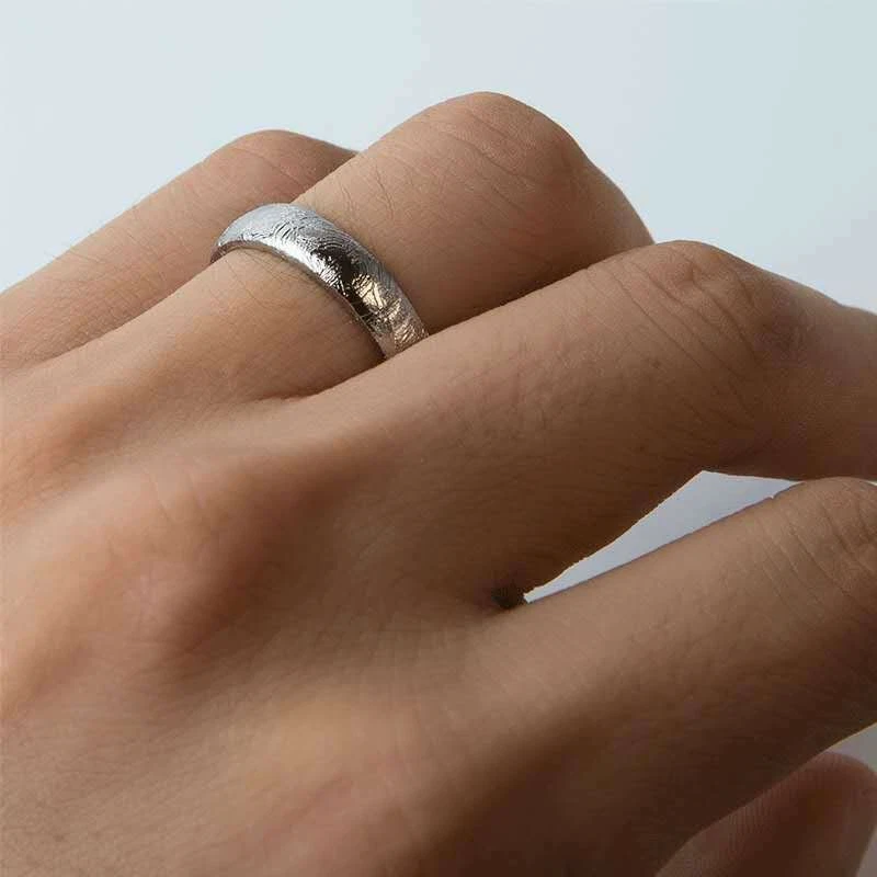 Anillo enchapado en plata con piedras preciosas de meteorito de hierro Gabaón natural AAAA EE. UU. Talla 6,5 Foto 3 de 3