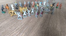 46 Spielfiguren: 29 Ritter, 15 Pferde, 2 Kata...