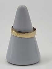 9ct gold wedding band. 1.6g approx. Size T