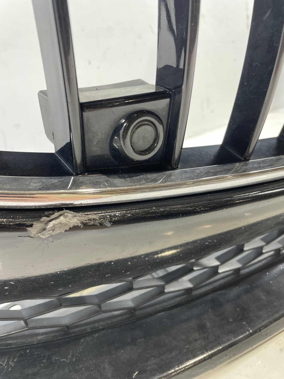 2014-2017 Maserati Quattroporte Front Bumper Assembly Scratches Cracks