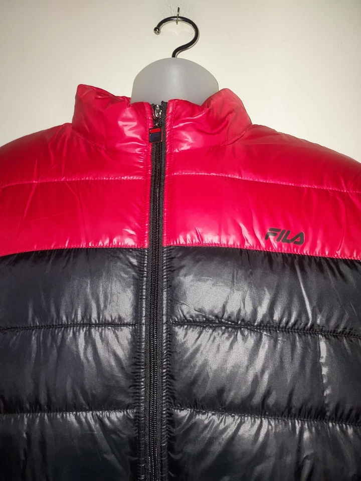 Chaqueta acolchada Fila para hombre XXL vintage años 90 cremallera completa oculta bolsillos con capucha negra roja Foto 2 de 4