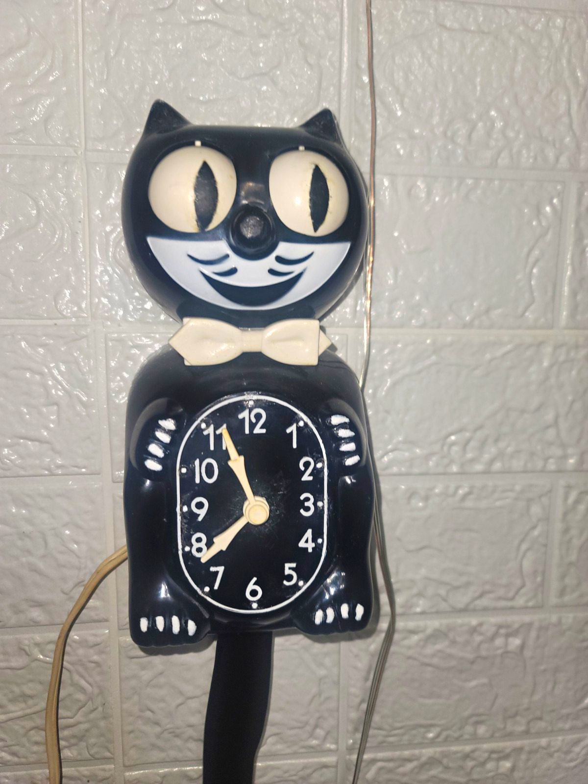 D8 Kit-Cat Black & White Analog Hanging Wall Clock, working keeps time.