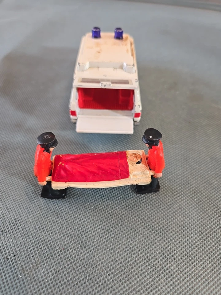 CORGI Range Rover Ambulance &EMT Stretcher 1974 VTG Vehicle  Great Britain - Image 3 of 4