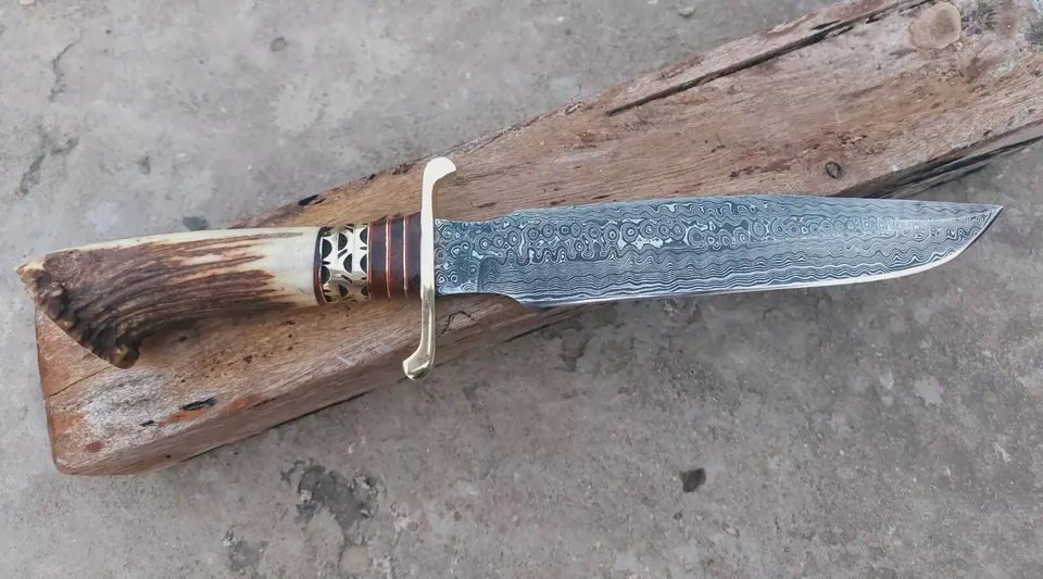 Cuchillo de caza hecho a mano personalizado R#1-8 Damasco acero cuerno de ciervo mango Bowie Foto 2 de 4