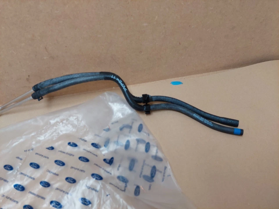 Tubo de suministro de aire de escape Ford Kuga MK1 2008-2012 1698612 genuino NUEVO Foto 3 de 4