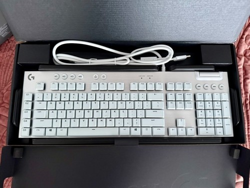 Logitech G815 LIGHTSYNC RGB Mechanical Gaming Keyboard - White - Picture 2 of 4