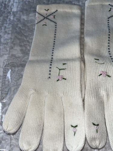 Vintage Cream Colored Knit Adult Gloves with Flower Beaded Embroidery Detail - Picture 3 of 10