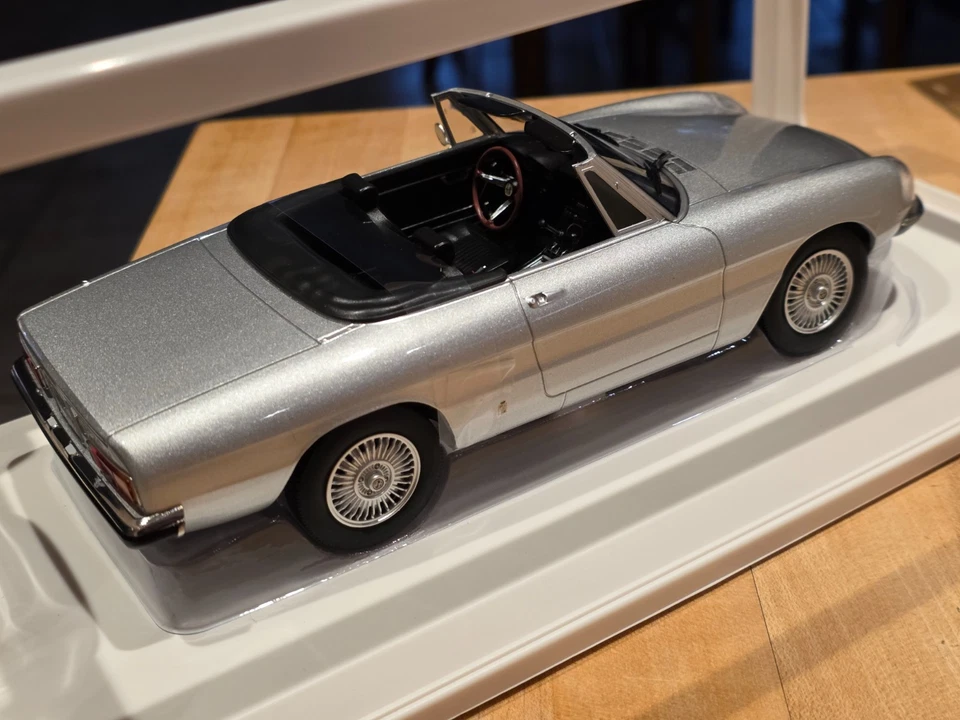 Norev ALFA Romeo 2000 Spider 1973 gris plateado metálico 1:18 187884 NUEVO en caja Foto 4 de 4