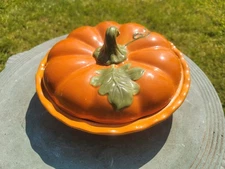Better Homes and Gardens Ceramic Pumpkin Pie 10” Covered Baking Dish Beautiful